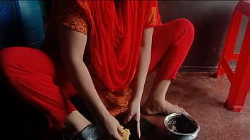 जब वह मेरी सौतेली बहन को चोदता है तो मेरे सौतेले पिता मुझसे इसे रिकॉर्ड करवाते हैं! किशोर स्कूलगर्ल ने अपने सौतेले पिता और सौतेली बहन की चुदाई रिकॉर्ड की जब वे स्कूल से घर आते हैं! असली घर video