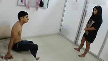 Estoy muy caliente viendo porno mi hermanastra me descubre y le follo su coño video